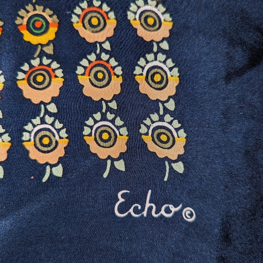 Echo silk scarf. Approx 29-30" square. Geometric design - Picture 5 of 10